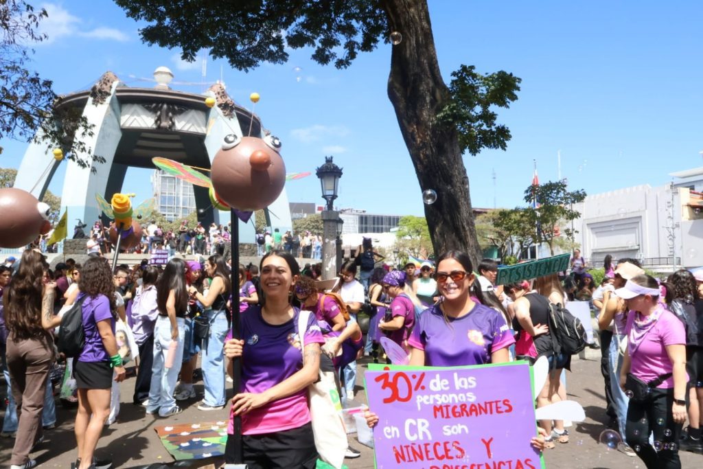 volcánicas Entre el cuidado y la resistencia: ¿Cómo sostenemos la vida las mujeres jóvenes migrantes?